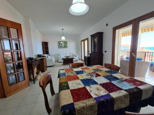 Ένα ή περισσότερα κρεβάτια σε δωμάτιο στο Piedigrotta Apartments by Quokka 360 - Flats in Pizzo +33 φωτογραφίες