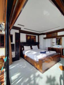 ランタ島にあるHorizon Bungalow Koh-Lantaの部屋の中に大きなベッドがある寝室