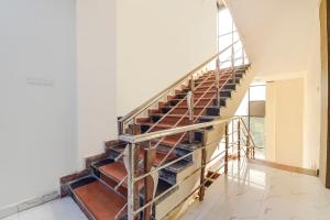 escalera de metal en una habitación con ventana en FabHotel Shri Shyam Palace, en Ujjain