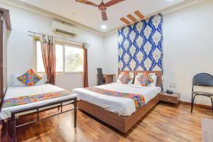 Giường trong phòng chung tại FabHotel Shri Shyam Palace