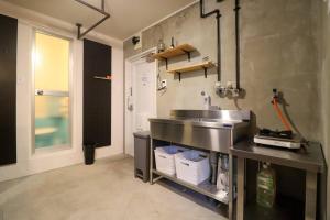 une cuisine avec un évier en acier inoxydable et un comptoir dans l'établissement urban stay 今泉, à Susakiuramachi