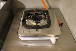 une petite cuisinière assise au-dessus d'une table dans l'établissement urban stay 今泉, à Susakiuramachi