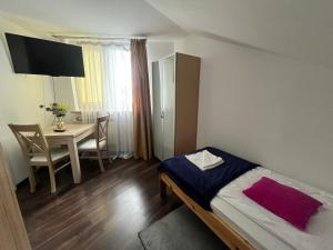 Posteľ alebo postele v izbe v ubytovaní Hostel & Restauracja Santorini
