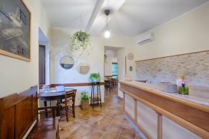 a kitchen with a bar and a dining room at Fons Clara Domus et Eventi in Fontechiari