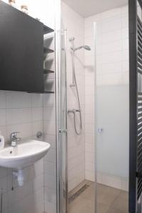 un baño con ducha y lavabo en 'T Heilige Pad, en Egmond aan Zee