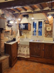 kuchnia ze zlewem i mikrofalówką w obiekcie Casa della Rosa w mieście Cortona