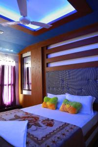 Postel nebo postele na pokoji v ubytování Marari houseboat