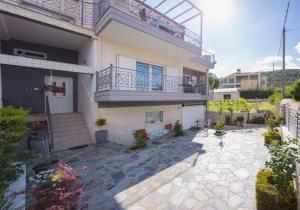a house with a balcony and a patio at Leon Apartment in Pedini