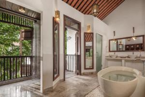 Vannituba majutusasutuses Legacy Hoi An Resort