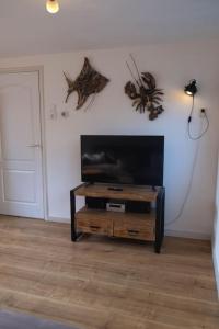 エグモント・アーン・ゼーにあるGestrandのリビングルーム(薄型テレビ、テーブル付)