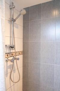 エグモント・アーン・ゼーにあるGestrandのタイル壁の浴室のシャワー +37枚の写真