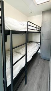 a room with two bunk beds in a dorm room at Golfzicht by Droomvilla in Uitgeest