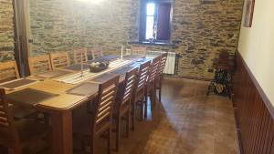 a dining room with a long table and chairs at Casa Julia De Lozano in Rinlo