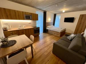 弗尔赫拉比Apartmán pod sjezdovkou的带沙发和床的客厅