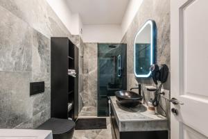 Royal Hill Apartments by PS في دوريس: حمام مزود بحوض ومِرآة +88 صورة