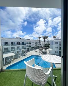 Bazén v ubytování Corralejo Surfing Colors Hotel&Apartments nebo v jeho okolí