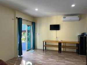 TV a/nebo společenská místnost v ubytování Anawin Bungalows