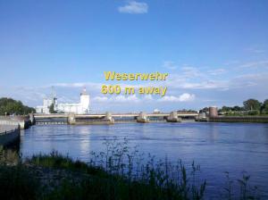 Una vista de un río con un cartel que dice "Western M" en Loft 76, en Bremen