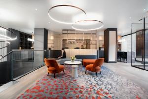 Uma área de estar em Crowne Plaza Geneva by IHG