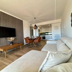 サン・ハビエルにあるCasa Emilia by SunshineClubのソファとテーブルのあるリビングルーム