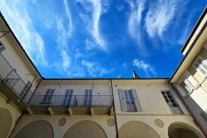 a building with a blue sky in the background at Bilocale centro storico in Novara