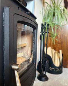 een televisie met het scherm open op een tafel bij Ramsay Lane in Lossiemouth