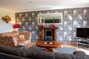 un soggiorno con un divano e un tavolo di Wild Oats Lodge 7, Yellowtop Country Park a Selby