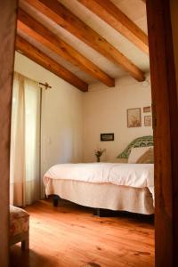 ein Schlafzimmer mit einem Bett in einem Zimmer mit Holzdecken in der Unterkunft Infinito in Punta del Este + 15 Fotos