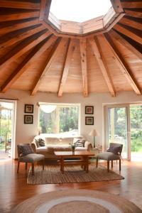 ein Wohnzimmer mit Sofa und Tisch in der Unterkunft Infinito in Punta del Este