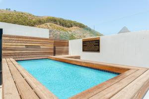 ein Schwimmbad in einem Gebäude mit einem Schild darauf in der Unterkunft Calais Heritage House Apartments in Kapstadt