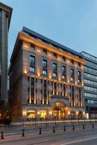 un grand bâtiment avec des lumières sur son côté dans l'établissement Burdock Hotel Istanbul, Autograph Collection, à Istanbul