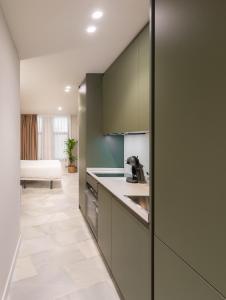 une cuisine avec des placards gris et un comptoir dans l'établissement Apartamentos Turísticos Insulae , by CartagenaSpain, à Carthagène