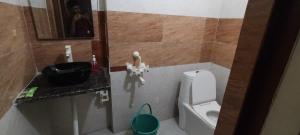 Salle de bains dans l'établissement Sunrise Homestay Agra Near Taj Mahal