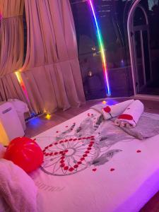 a room with a bed with an umbrella on it at Bulle insolite avec jacuzzi privé - Nature & romantisme a Fréjus in Fréjus