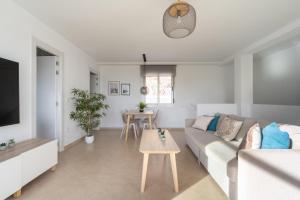 un salon avec un canapé et une table dans l'établissement Apartamento Cervantes con terraza y vistas al mar, à Carboneras