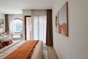 Postel nebo postele na pokoji v ubytování NEON ROSE Motel
