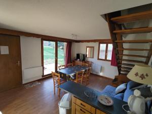 kuchnia i salon ze stołem i krzesłami w obiekcie Chalet 6-8 couchages à la Joue du Loup w mieście Dévoluy