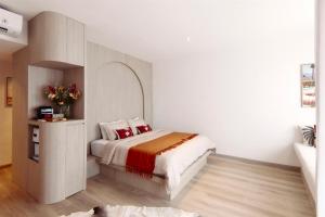 Postel nebo postele na pokoji v ubytování NEON ROSE Motel
