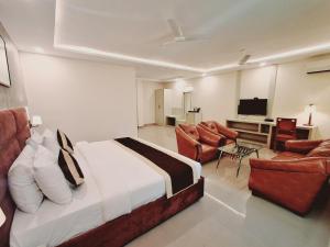 菩提伽耶The Fern Residency, Bodhgaya的一间带床的卧室和一间客厅