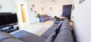 Posezení v ubytování Spacious 2 Bed Apt at Marina High Floor