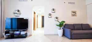 TV a/nebo společenská místnost v ubytování Spacious 2 Bed Apt at Marina High Floor