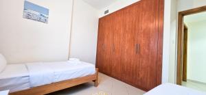 Postel nebo postele na pokoji v ubytování Spacious 2 Bed Apt at Marina High Floor