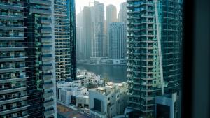 Nespecifikovaný výhled na destinaci Dubaj nebo výhled na město při pohledu z apartmánu