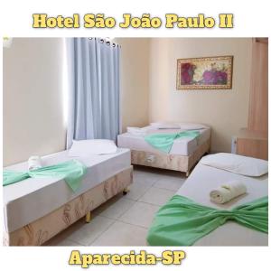 three beds in a hotel sig salsa salsa palma ii at Hotel São João Paulo II in Aparecida
