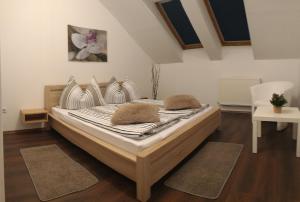 Un pat sau paturi într-o cameră la Korzó Apartman