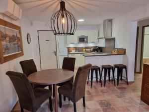 Η κουζίνα ή μικρή κουζίνα στο Superbe T2 60m2 classé 5 étoiles, quartier des peintres, calme, plages à pied, climatisation, wifi +12 φωτογραφίες