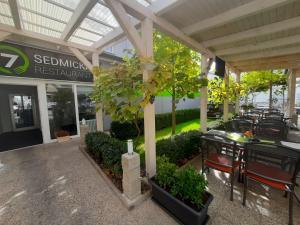 Reštaurácia alebo iné gastronomické zariadenie v ubytovaní Dimael Hostel & Apartments
