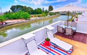 een balkon met een tafel en stoelen en een rivier bij Apartamento GUADIANA RÍA - Centro in Ayamonte +46 foto's