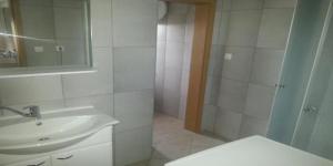 Vannituba majutusasutuses SOSTANJ VELENJE RAVNE SOBE ROOMS Vrtacnik d o o