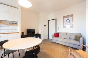 a living room with a table and a couch at Moderno bilocale sui Navigli - Mirable PM in Milan